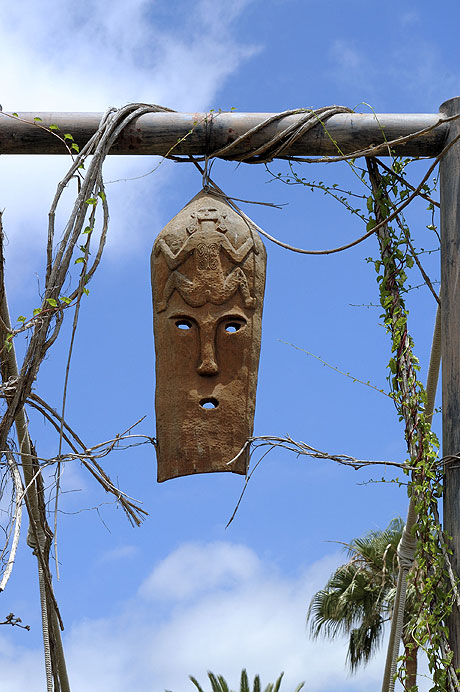 Afrikanischen stammes kunst in der touristischen dorf eingang foto