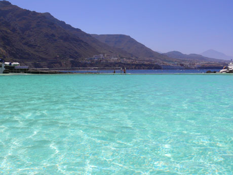 Apa transparenta si cristalina pe coastele insulei Tenerife foto
